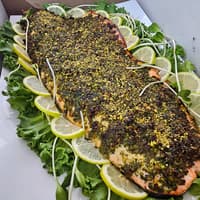 פילה סלמון בקראסט ירק ופיסטוק 