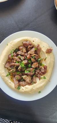 בשר כבש על חומוס בצלחת