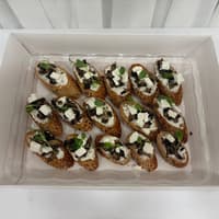 ברוסקטות גבינת שמנת בולגרית ופטריות מוקפצות 