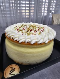 גבינה קלאסית עם זילוף שמנת וקישוט