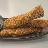 119 . מקלות סלמון מצופים בסומסום 